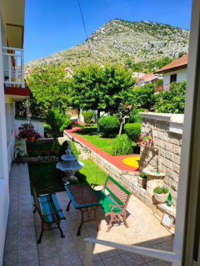 Prostrani apartman sa divnim dvorištem